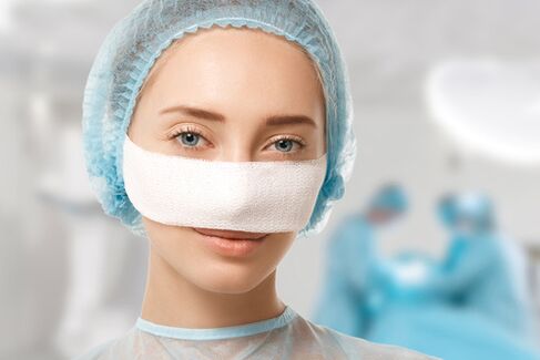 Bandáž fixovaná na nos během rehabilitace po rhinoplastice